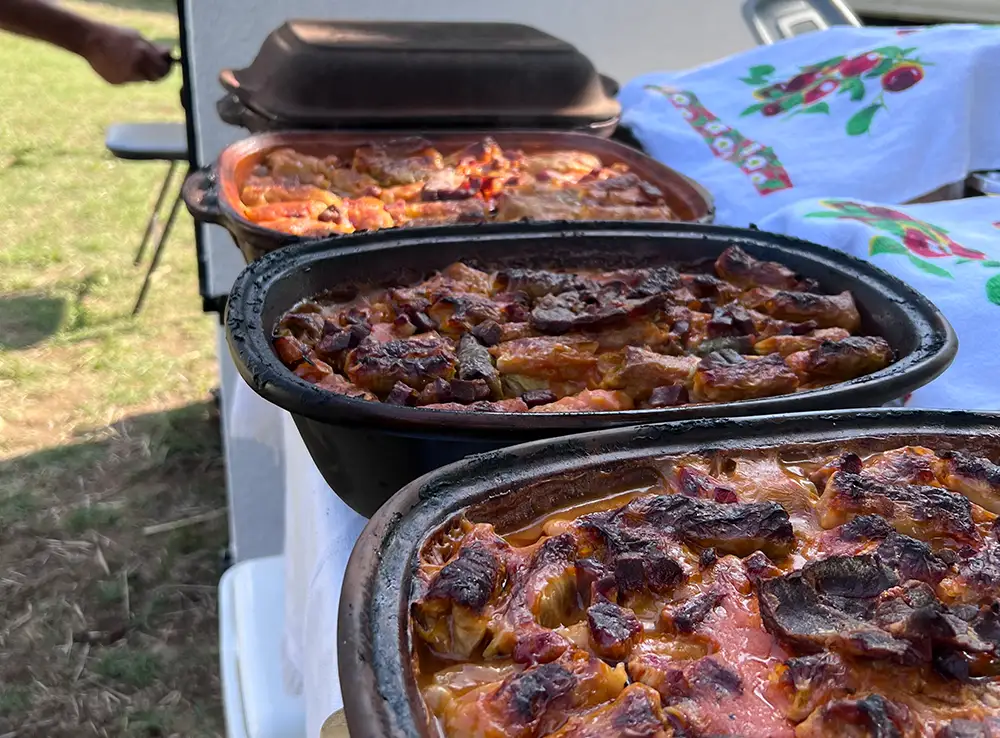 Ételkészítés a mobilkemencében.