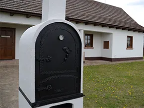 Fehér színű modern prémium mobilkemence kerti környezetben